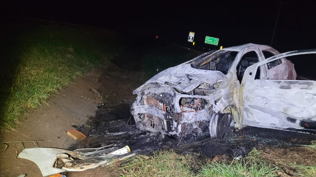 Carro Bate Na Traseira De Outro E Pega Fogo Ao Parar Na Rodovia Band