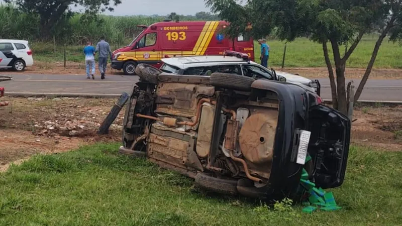 Carro Cheio De Drogas Tenta Fugir Da Pol Cia E Capota Na Zona Rural