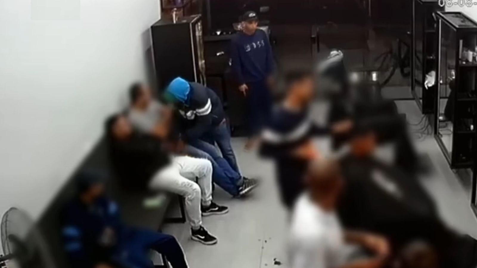 Vídeo Bandidos fazem arrastão em barbearia de Guaianases em SP Band