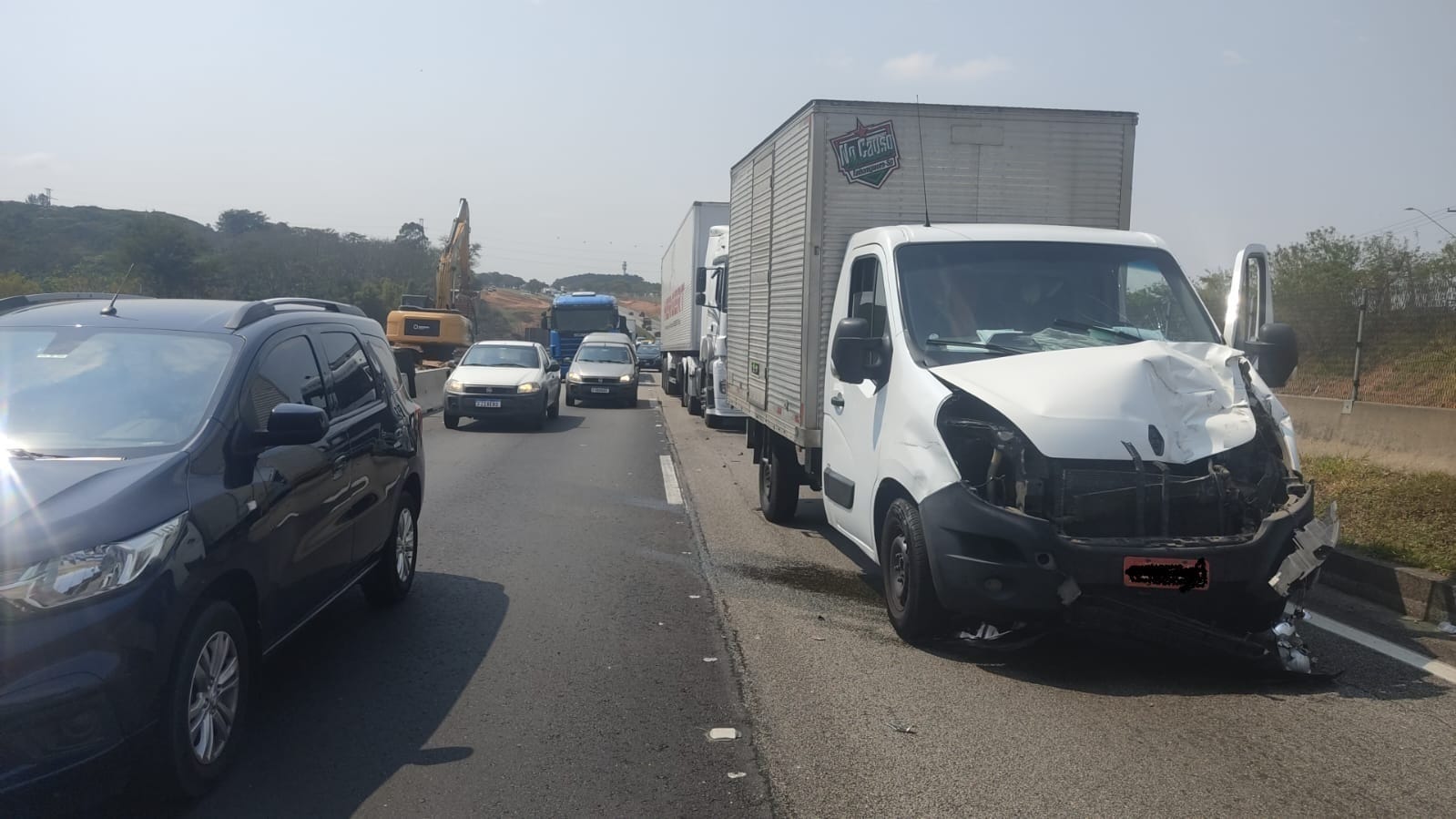 Acidente entre três caminhões causa lentidão na Dutra em São José dos