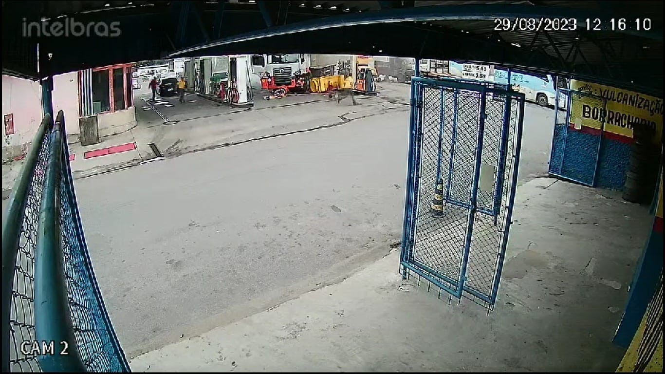 V Deo Mostra Momento Em Que Carreta Invade Posto De Gasolina Em Ca Apava