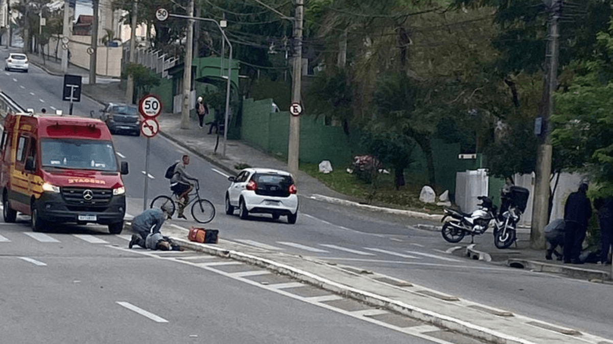 Jovem de 18 anos fica ferido após cair de moto em São José dos Campos