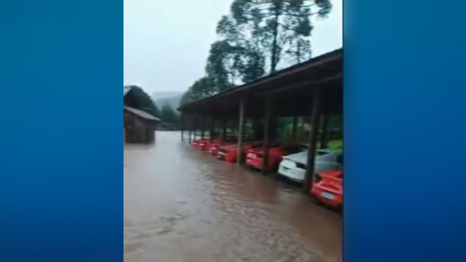 Forte chuva arrasta casa destrói ponte e deixa moradores ilhados no