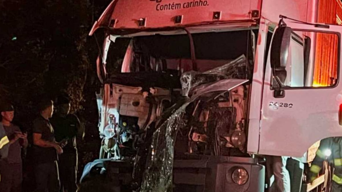 Batida Entre Dois Caminh Es Deixa Uma Pessoa Ferida Band Multi