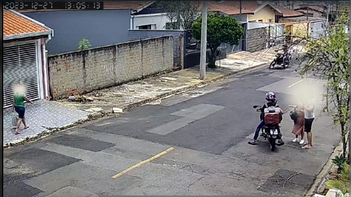 Casal é roubado por motociclista e falso entregador durante o dia em