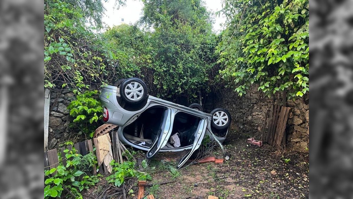 Mulher perde controle da direção e carro despenca de uma altura de