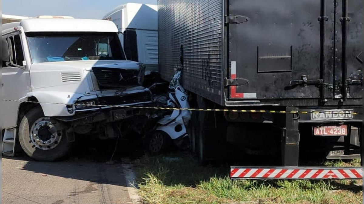 Duas Pessoas Morrem Ap S Carro Ser Prensado Por Caminh Es Em Monte Mor