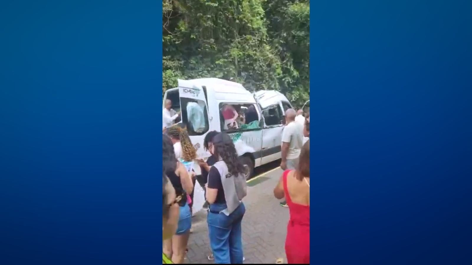 VÍDEO Árvore cai em van turistas em acesso ao Cristo Redentor Band