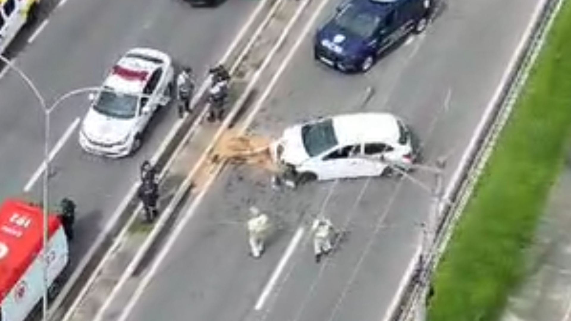 Homem atropela motociclista e bate contra poste em rodovia de Taubaté