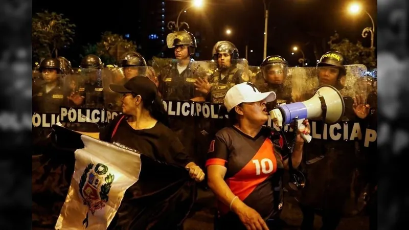 Protestos contrários ao governo do Peru avançam pela capital Lima