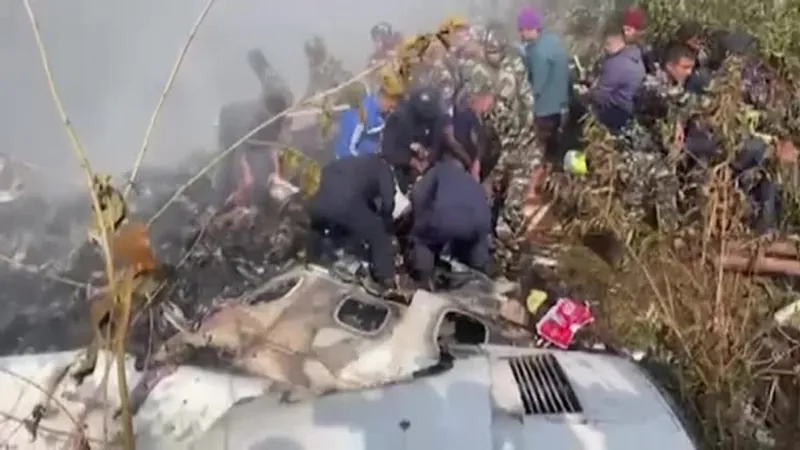 Avião cai no Nepal e deixa pelo menos 68 mortos