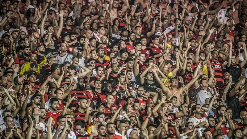 Torcida do Flamengo muda letra de música que ofende Pelé e Maradona