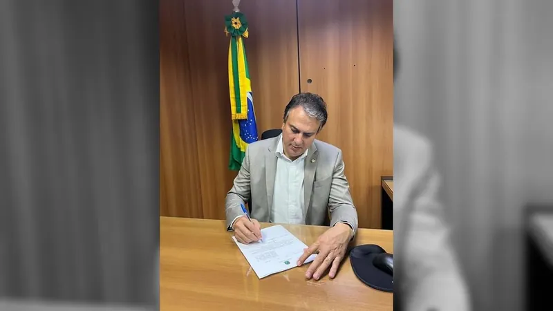 Ministro da Educação anuncia reajuste de quase 15% no salário dos professores