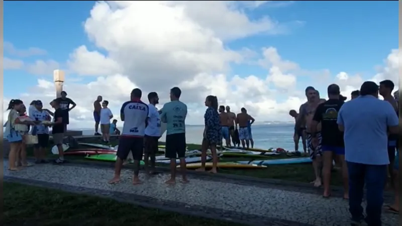 Cinzas do surfista Márcio Freire são jogadas em praia de Salvador