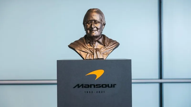 McLaren inaugura busto para homenagear ex-acionista Mansour Ojjeh