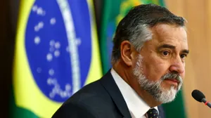 Lula define que Paulo Pimenta fica no governo até quinta (09); Sidônio Palmeira assumirá secom