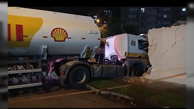 Carreta desgovernada carregada com combustível invade padaria em Limeira