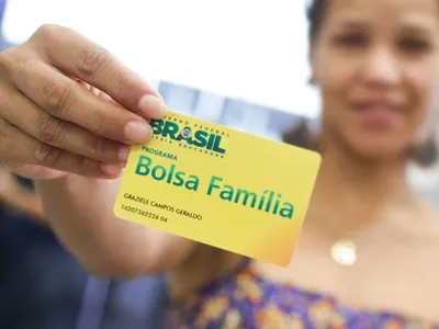 Bolsa Família é só assistencialismo? Ex-beneficiário e especialistas comentam