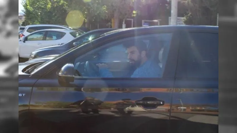 Gerard Piqué em Barcelona em seu carro habitual