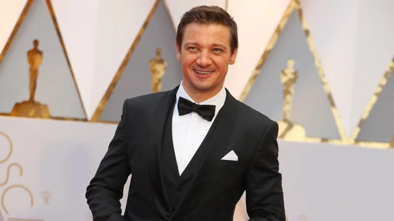 Jeremy Renner recebe alta após grave acidente: "Em casa com a família"