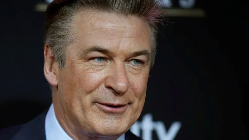 Alec Baldwin é acusado de homicídio culposo após tiro fatal no set de 'Rust'