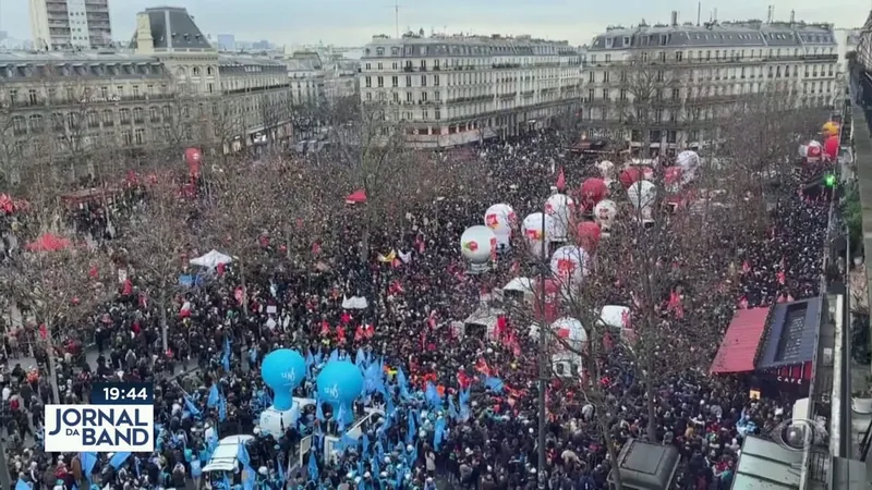 Manifestantes gritam contra reforma da previdência na França