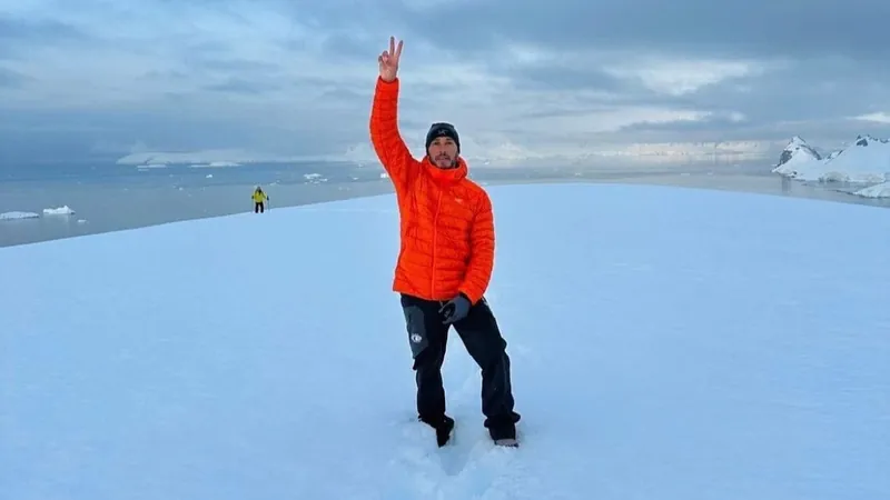 Lewis Hamilton curti férias na Antártica