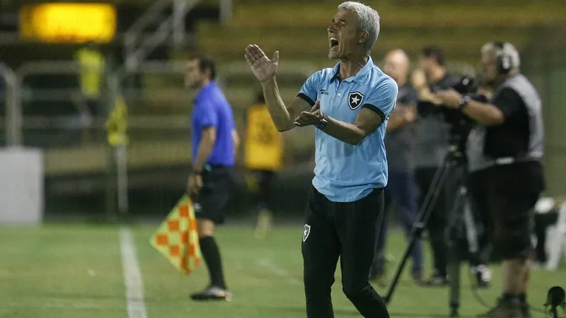 Luís Castro detona arbitragem de Botafogo x Flamengo: "Foi uma peça de teatro"