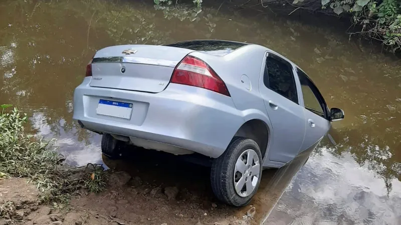 Carro fica parcialmente submerso em Ubatuba