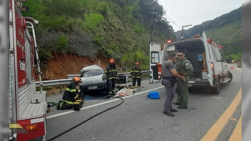 Criança morre e três ficam feridos em acidente na Rio-Santos em Caraguatatuba