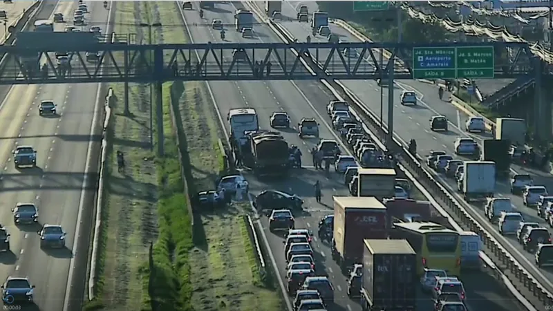 Acidente bloqueia Rodovia Dom Pedro, em Campinas, e gera 3 km de trânsito