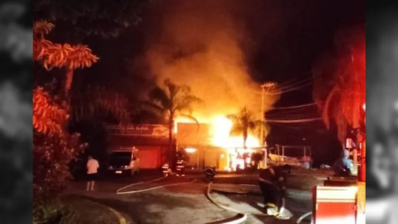 Restaurante em Ubatuba fica destruído após pegar fogo