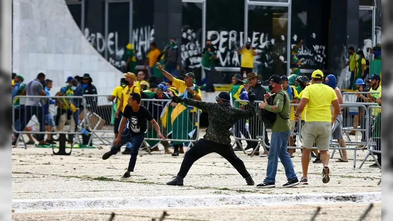 AGU pede bloqueio de bens de 40 envolvidos nos atos criminosos em Brasília