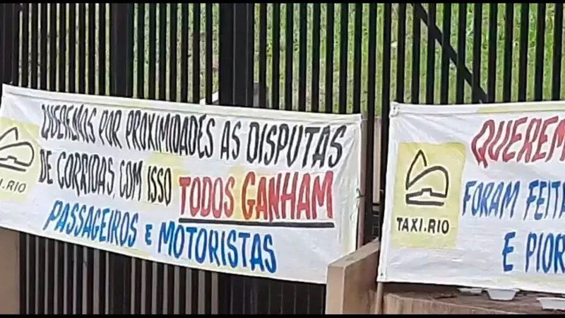 Motoristas cadastrados no aplicativo Taxi Rio fazem protesto no Centro do Rio