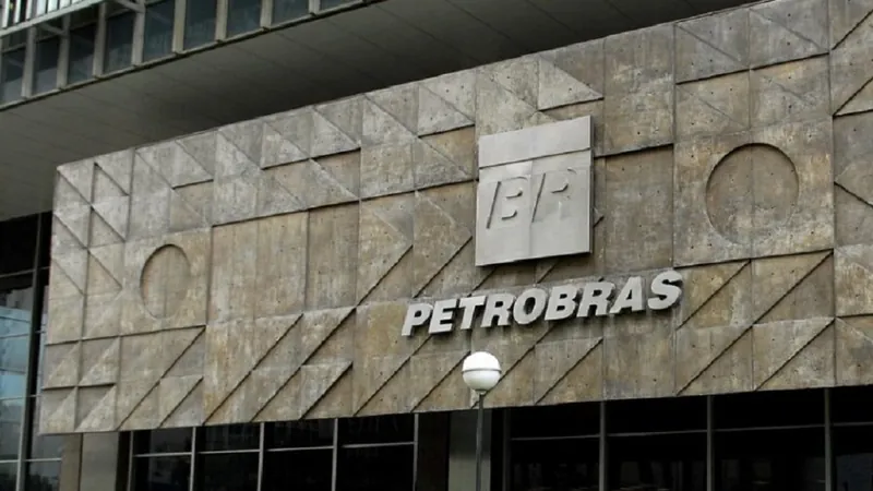 Petrobras anuncia aumento no litro da gasolina vendida às distribuidoras