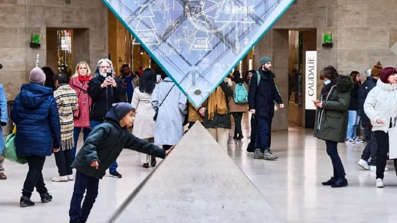 Dupla de brasileiras terá quadros expostos no Carrossel do Louvre, em Paris