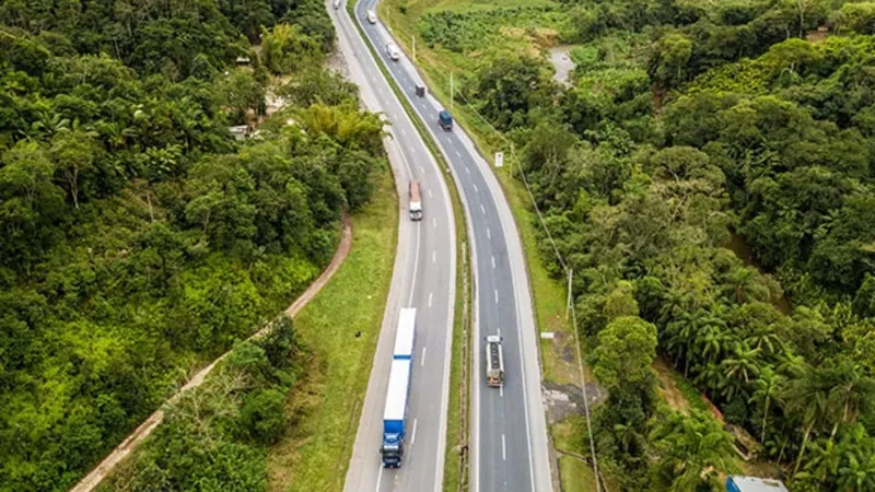 Incêndio em veículo bloqueia parte da rodovia Régis Bittencourt