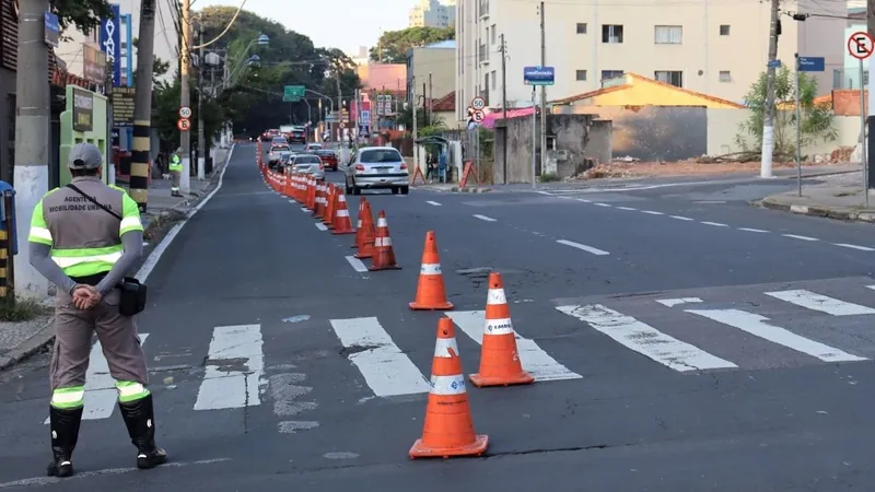 Trecho da Rua José Paulino é bloqueado hoje para operação tapa-buraco