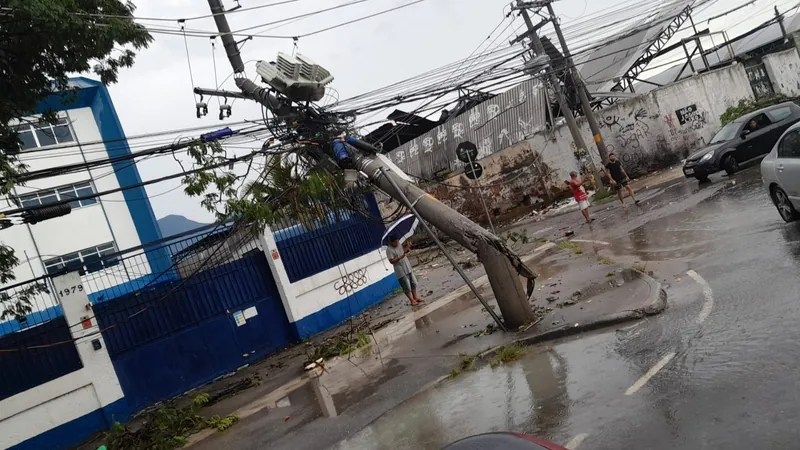 Temporal deixa casas destelhadas e árvores no chão em Jacarepaguá