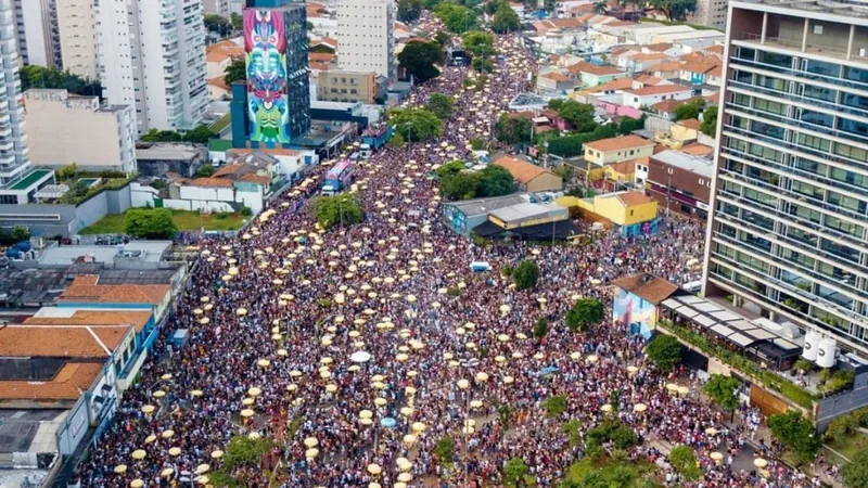 Bloco Casa Comigo arrasta multidão pelas ruas de São Paulo