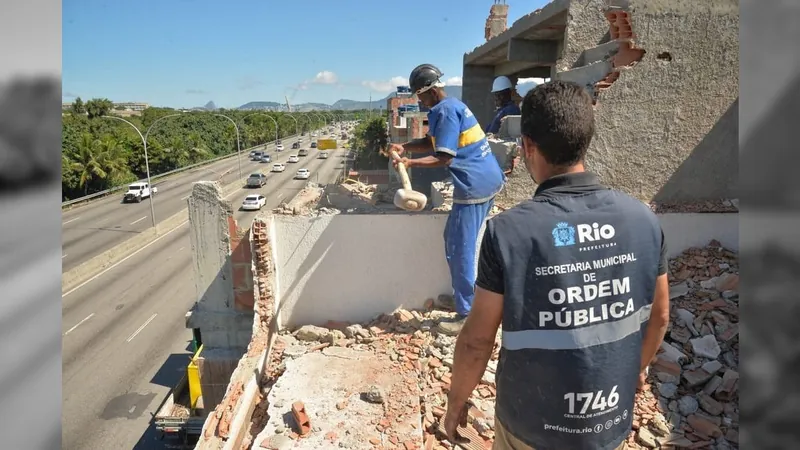 Prefeitura demole imóveis irregulares no Complexo da Maré