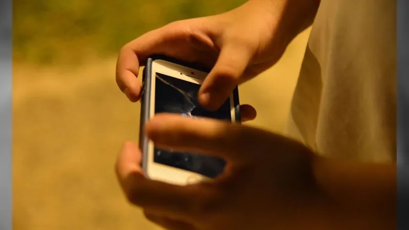 Criminosos agem em grupo e usam bicicletas para furtar celulares em SP