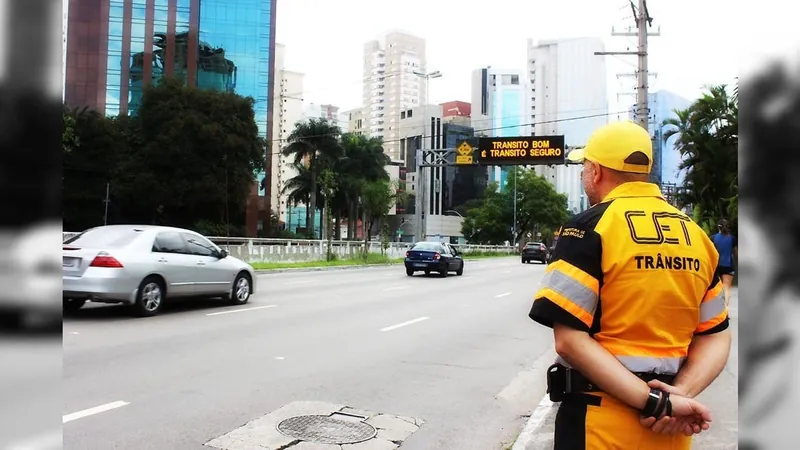 Agentes da CET começam a usar câmeras em uniformes