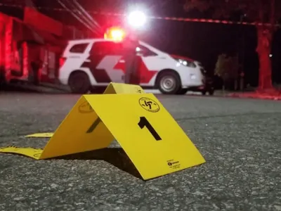 Homem de 25 anos morre após ser atingido por tiros e golpes de faca em Cruzeiro