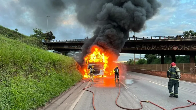 Carreta pega fogo no Anel Rodoviário