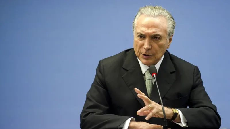 Temer afirma que Lula precisa governar "olhando pra frente"