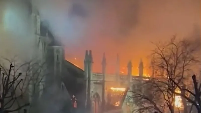 Incêndio destrói igreja considerada patrimônio de Londres