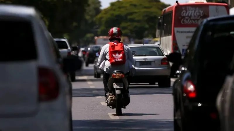 99 anuncia mototáxi em São Paulo e Rio de Janeiro apesar de proibições