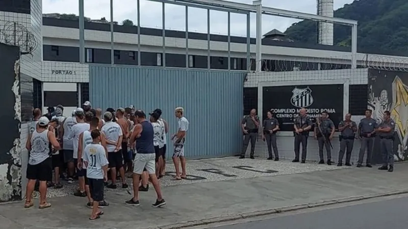 Torcida do Santos protesta no CT Rei Pelé antes do jogo contra a Ferroviária