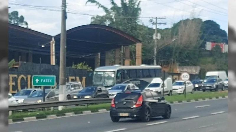 Acidente na Dutra em Pindamonhangaba causa lentidão nesta tarde de sexta (27)